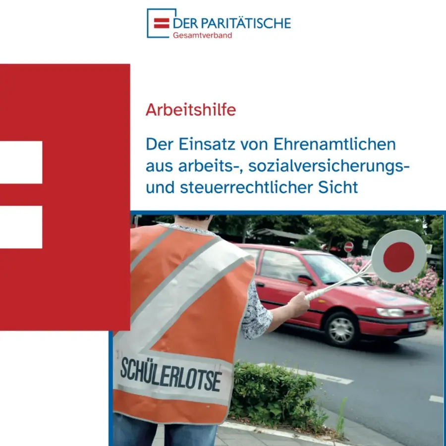 Das Bild zeigt einen Ausschnitt der Titelseite der Broschüre. Unten ist ein Bild eines Schplerlotsen, der eine Verkehrskelle mit rotem Licht in der rechten Hand hält. Oben ist das Logo des Paritätischen Gesamtverbands zu sehen. Text: "Arbeitshilfe. Der Einsatz von Ehrenamtlichen aus arbeite-, Sozialversicherungsträger- und steuerrechtlicher Sicht.".