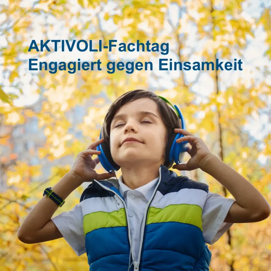 Das Bild zeigt ein Kind, das Kopfhörer auf den Ohren trägt. Die beiden Hände berühren die Kopfhörer. Im Hintergrund sind herbstliche Laubbäume sichtbar. Text: AKTIVOLI-Fachtag. Engagiert gegen Einsamkeit.