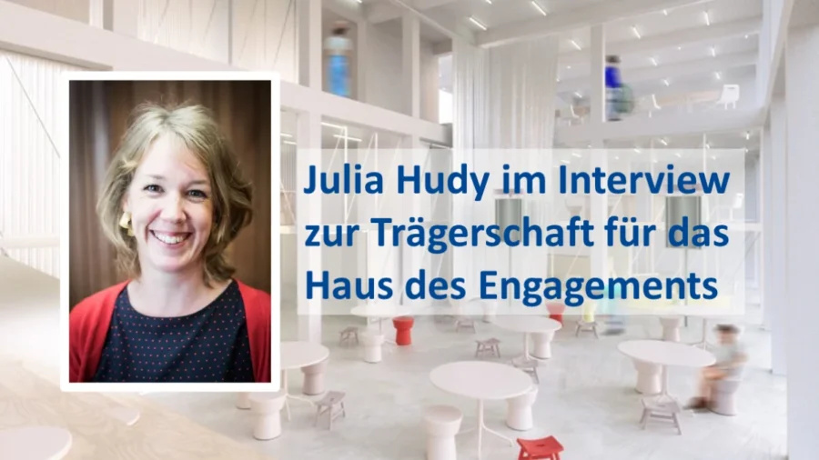 Bild zeigt im Hintergrund eine moderne und stylische Fläche für Veranstaltungen und Gespräche. Eingebettet ist ein Porträt von Julia Hudy. Text: Julia Hudy im Interview zur Trägerschaft für das Haus des Engagements.
